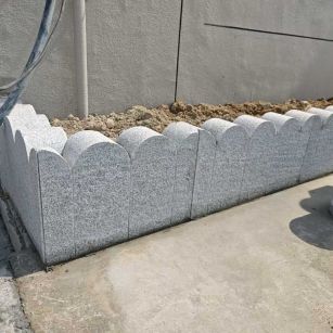 山南 芝麻白花岗岩花边石铺装效果图