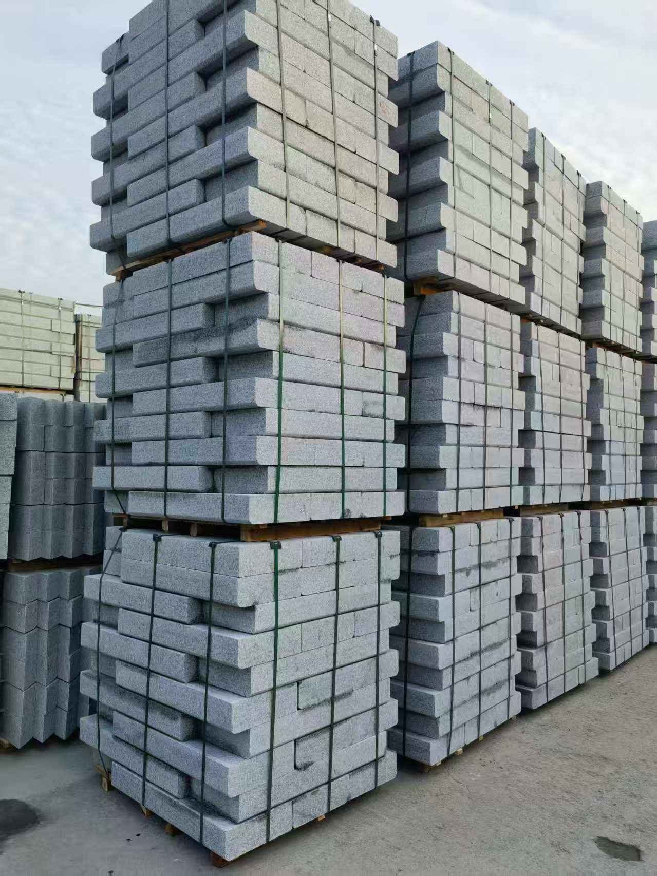 山南 路沿石（路侧石），颜色一致，尺寸标准