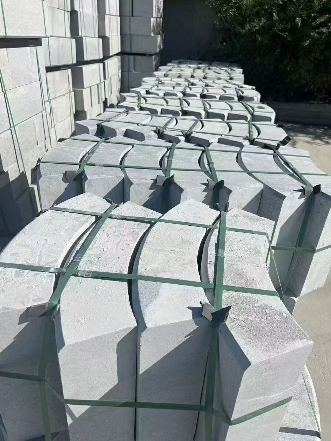 山南 芝麻灰弧形路沿石