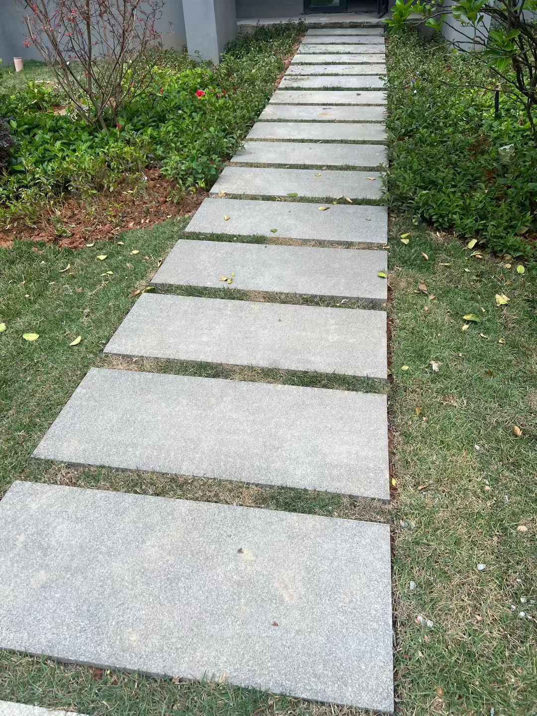山南 芝麻黑小区踏步、汀步石铺装效果
