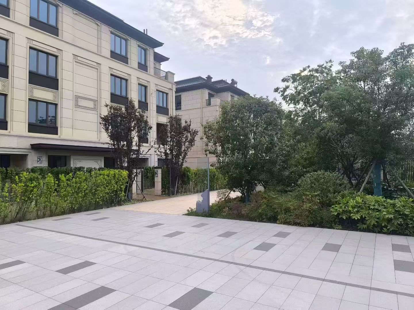 山南 芝麻白与芝麻白搭配铺装，尺寸1200*600